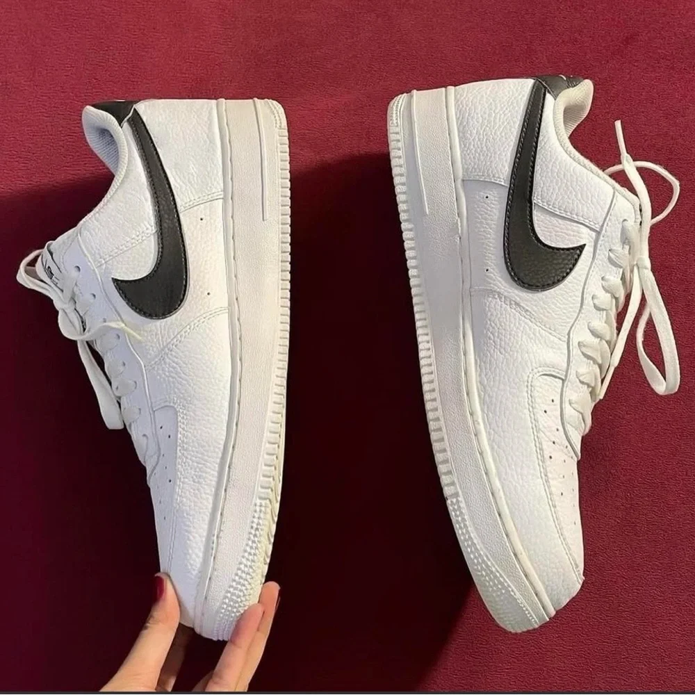 Nike Men’s White Leather Sneakers with Black Swoosh Accent - Picture 2 of 3